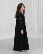 عباية بناتي مطرزة بورود وردي على اكمام