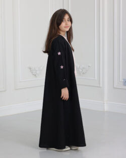 عباية بناتي مطرزة بورود وردي على اكمام