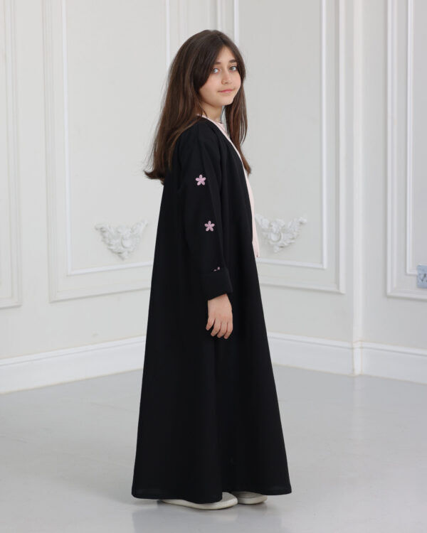 عباية بناتي مطرزة بورود وردي على اكمام