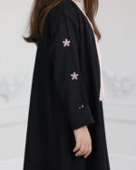 ⁦عباية بناتي مطرزة بورود وردي على اكمام⁩ - الصورة ⁦5⁩