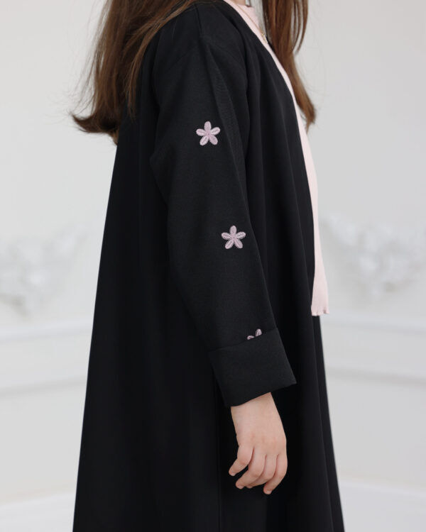 ⁦عباية بناتي مطرزة بورود وردي على اكمام⁩ - الصورة ⁦5⁩