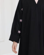 ⁦عباية بناتي مطرزة بورود وردي على اكمام⁩ - الصورة ⁦6⁩