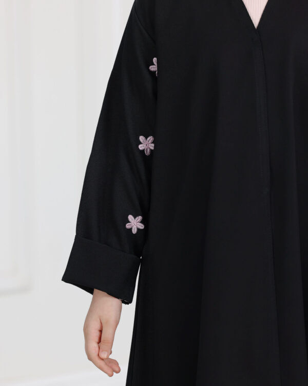 ⁦عباية بناتي مطرزة بورود وردي على اكمام⁩ - الصورة ⁦6⁩