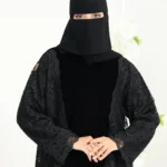 ⁦عباية مخمل مدمجة من اطرف بدانتيل⁩ - الصورة ⁦4⁩