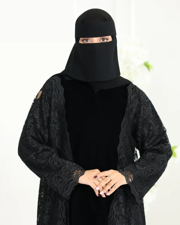 ⁦عباية مخمل مدمجة من اطرف بدانتيل⁩ - الصورة ⁦4⁩