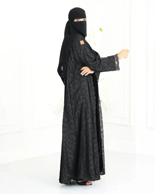 ⁦عباية مخمل مدمجة من اطرف بدانتيل⁩ - الصورة ⁦5⁩