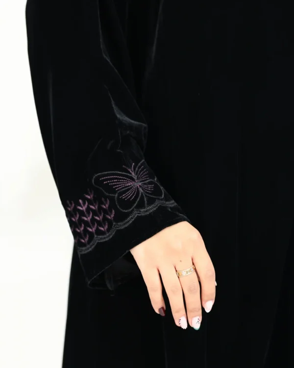 ⁦عباية مخمل مطرزة بفراشة بلون موف⁩ - الصورة ⁦2⁩