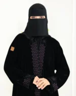 ⁦عباية مخمل مطرزة بفراشة بلون موف⁩ - الصورة ⁦4⁩