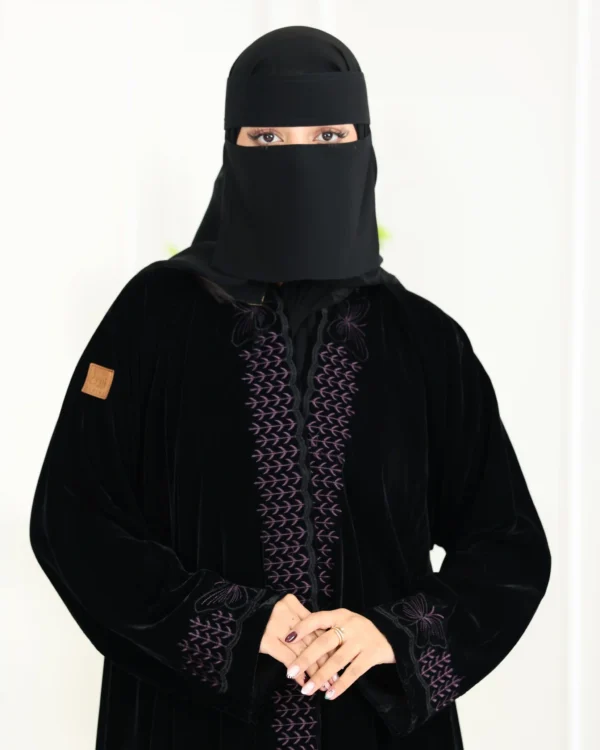 ⁦عباية مخمل مطرزة بفراشة بلون موف⁩ - الصورة ⁦4⁩