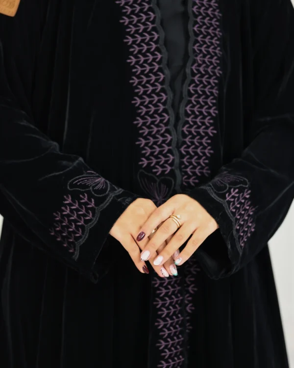 عباية مخمل مطرزة بفراشة بلون موف