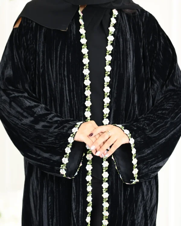 عباية مخمل بشريط ورود