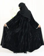 عباية مخمل بشريط ورود