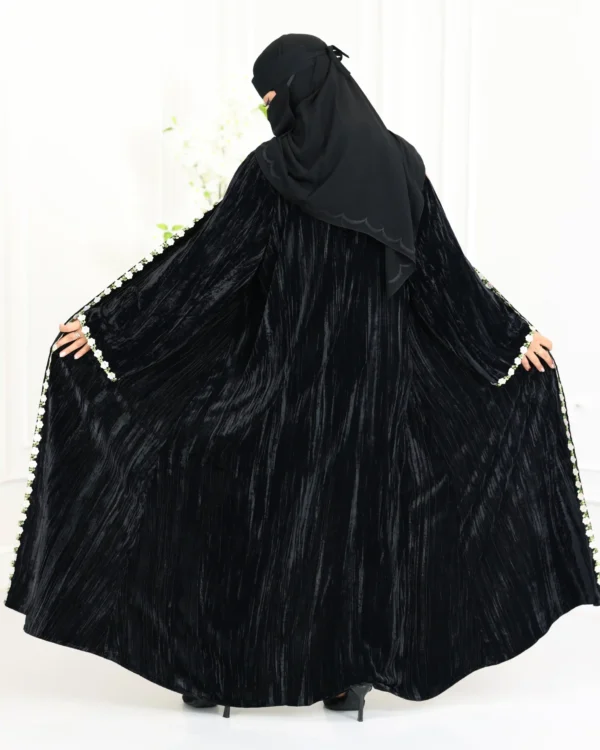 ⁦عباية مخمل بشريط ورود⁩ - الصورة ⁦7⁩