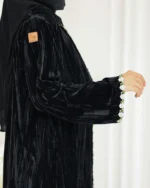 ⁦عباية مخمل بشريط ورود⁩ - الصورة ⁦2⁩