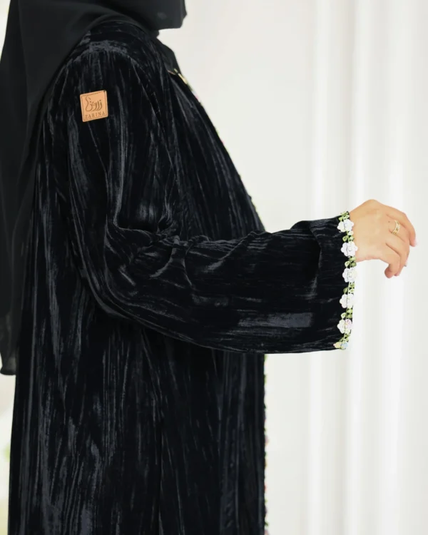 ⁦عباية مخمل بشريط ورود⁩ - الصورة ⁦2⁩