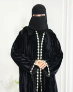 ⁦عباية مخمل بشريط ورود⁩ - الصورة ⁦4⁩