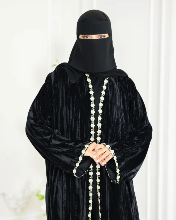 ⁦عباية مخمل بشريط ورود⁩ - الصورة ⁦4⁩