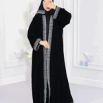 عباية مخمل مطرزة بدقات بلون ابيض مع طرحة