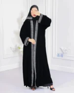 عباية مخمل مطرزة بدقات بلون ابيض مع طرحة