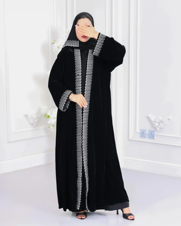 ⁦عباية مخمل مطرزة بدقات بلون ابيض مع طرحة⁩ - الصورة ⁦3⁩