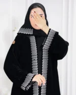 ⁦عباية مخمل مطرزة بدقات بلون ابيض مع طرحة⁩ - الصورة ⁦4⁩