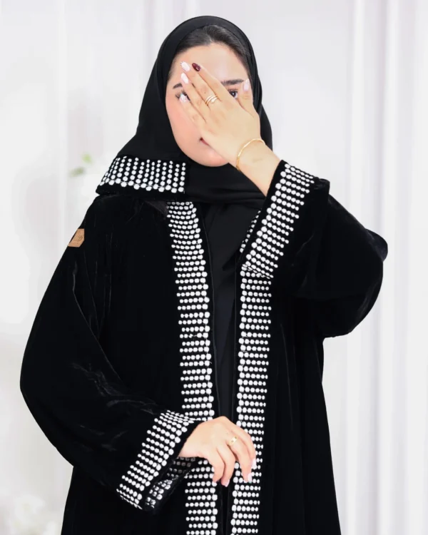 ⁦عباية مخمل مطرزة بدقات بلون ابيض مع طرحة⁩ - الصورة ⁦4⁩