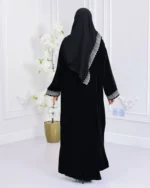 ⁦عباية مخمل مطرزة بدقات بلون ابيض مع طرحة⁩ - الصورة ⁦6⁩