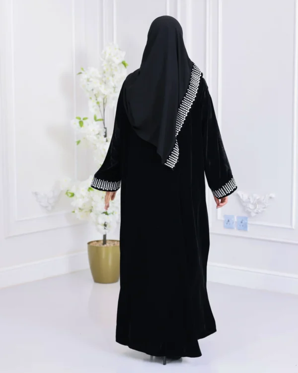 ⁦عباية مخمل مطرزة بدقات بلون ابيض مع طرحة⁩ - الصورة ⁦6⁩