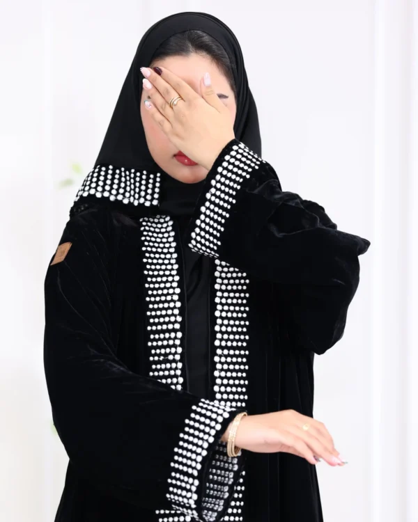 ⁦عباية مخمل مطرزة بدقات بلون ابيض مع طرحة⁩ - الصورة ⁦7⁩