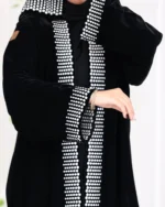 ⁦عباية مخمل مطرزة بدقات بلون ابيض مع طرحة⁩ - الصورة ⁦8⁩