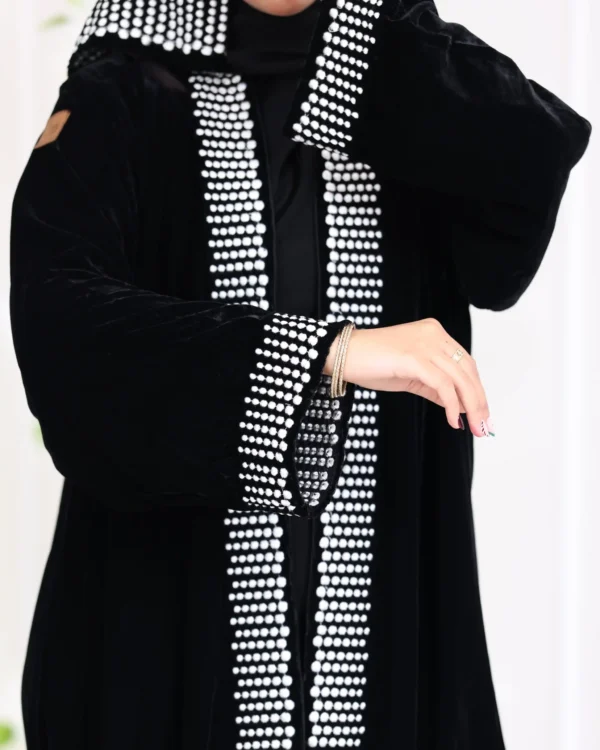 ⁦عباية مخمل مطرزة بدقات بلون ابيض مع طرحة⁩ - الصورة ⁦8⁩