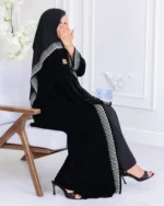 عباية مخمل مطرزة بدقات بلون ابيض مع طرحة