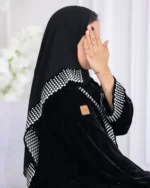 ⁦عباية مخمل مطرزة بدقات بلون ابيض مع طرحة⁩ - الصورة ⁦2⁩