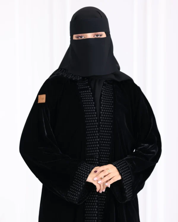 ⁦عباية مخمل مطرزة بدقات بلون اسود مع طرحة⁩ - الصورة ⁦3⁩