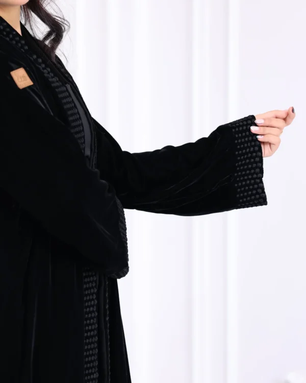 عباية مخمل مطرزة بدقات بلون اسود مع طرحة