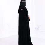 عباية مخمل مطرزة بدقات بلون اسود مع طرحة