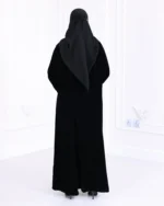 ⁦عباية مخمل مطرزة بدقات بلون اسود مع طرحة⁩ - الصورة ⁦2⁩