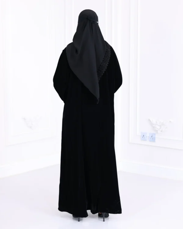 ⁦عباية مخمل مطرزة بدقات بلون اسود مع طرحة⁩ - الصورة ⁦2⁩