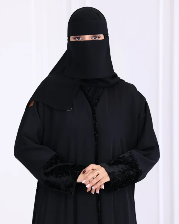 ⁦عباية كلوش مندمج من اطراف بمخمل منقش⁩ - الصورة ⁦2⁩