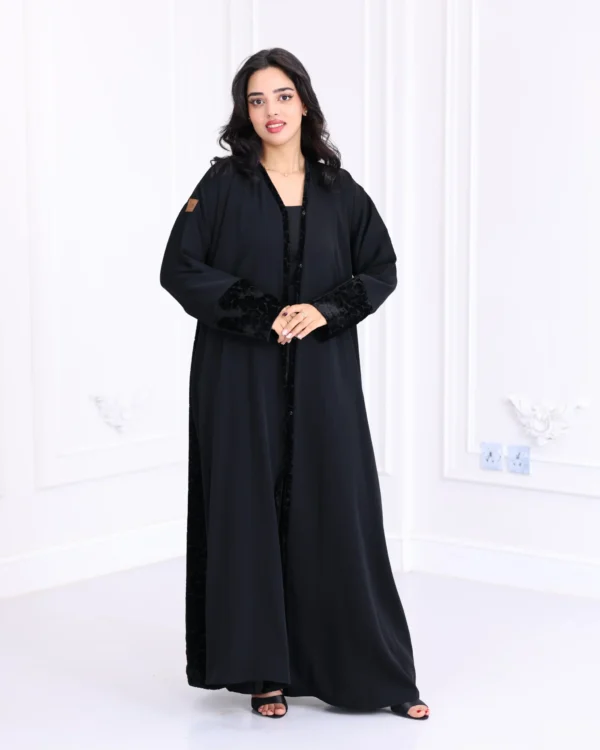 ⁦عباية كلوش مندمج من اطراف بمخمل منقش⁩ - الصورة ⁦3⁩