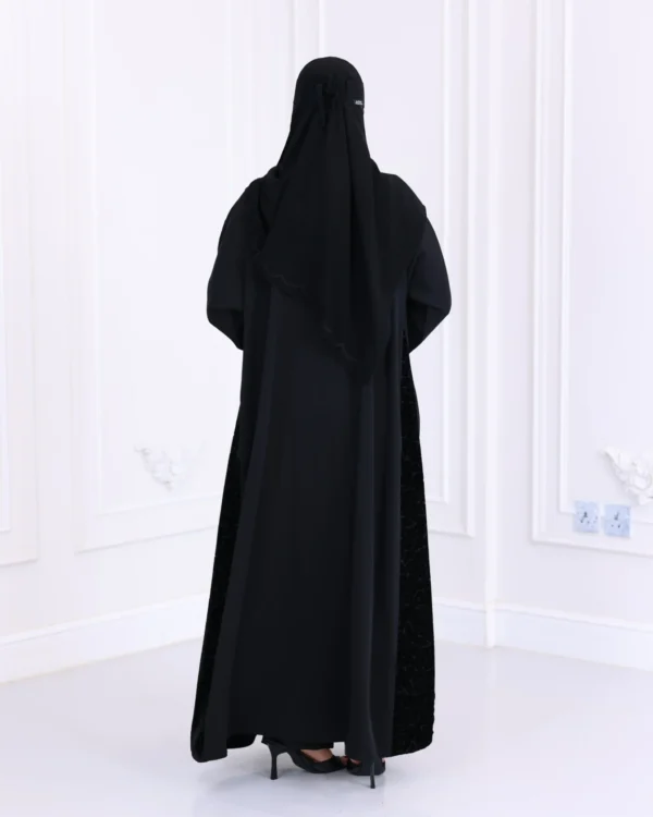 ⁦عباية كلوش مندمج من اطراف بمخمل منقش⁩ - الصورة ⁦7⁩