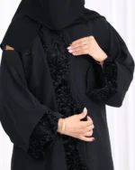 عباية سراميك محددة بمخمل منقش