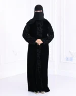 ⁦عباية قطيفة كامل باكمام منقشة بمخمل⁩ - الصورة ⁦3⁩