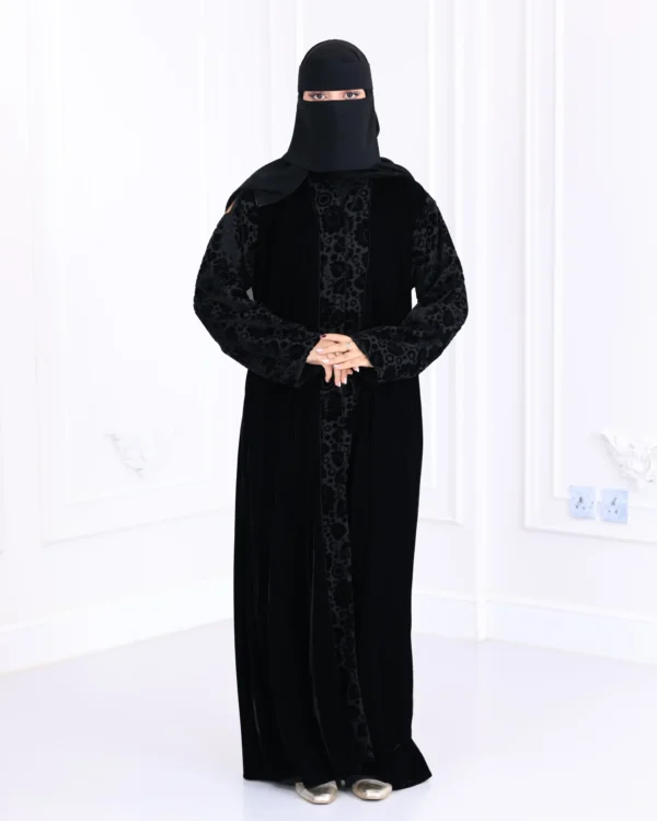 ⁦عباية قطيفة كامل باكمام منقشة بمخمل⁩ - الصورة ⁦3⁩