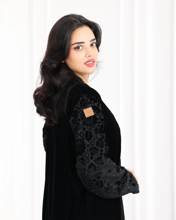 ⁦عباية قطيفة كامل باكمام منقشة بمخمل⁩ - الصورة ⁦12⁩