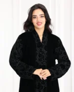 ⁦عباية قطيفة كامل باكمام منقشة بمخمل⁩ - الصورة ⁦2⁩