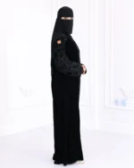 ⁦عباية قطيفة كامل باكمام منقشة بمخمل⁩ - الصورة ⁦4⁩