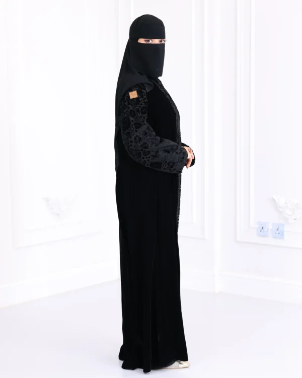 ⁦عباية قطيفة كامل باكمام منقشة بمخمل⁩ - الصورة ⁦4⁩