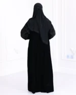 ⁦عباية قطيفة كامل باكمام منقشة بمخمل⁩ - الصورة ⁦5⁩