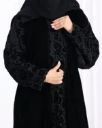 ⁦عباية قطيفة كامل باكمام منقشة بمخمل⁩ - الصورة ⁦7⁩